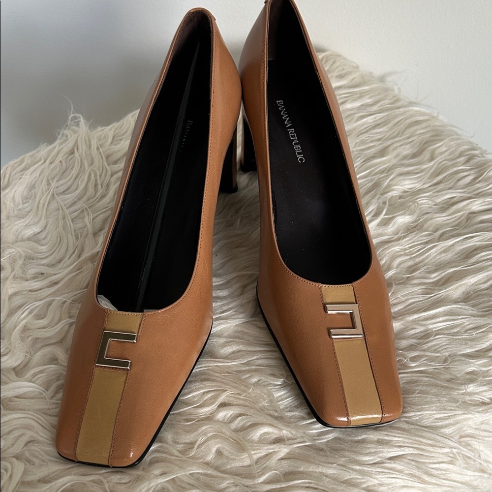 Banana Republic Elegant Tan Leather Heels NEW